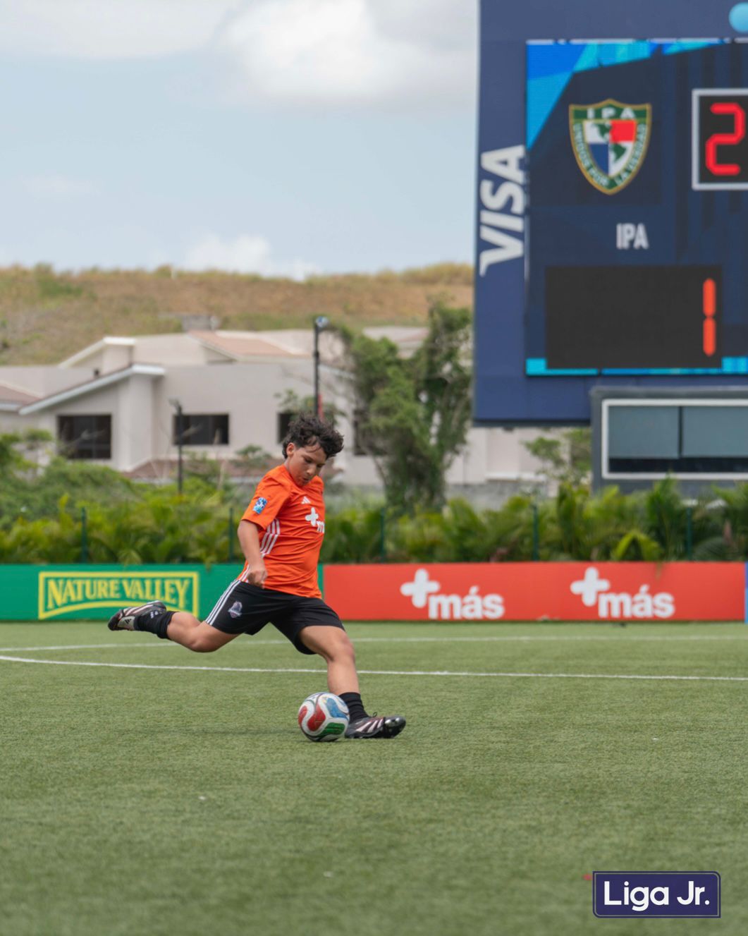 Ejemplo visual de fútbol con uniforme específico de la disciplina