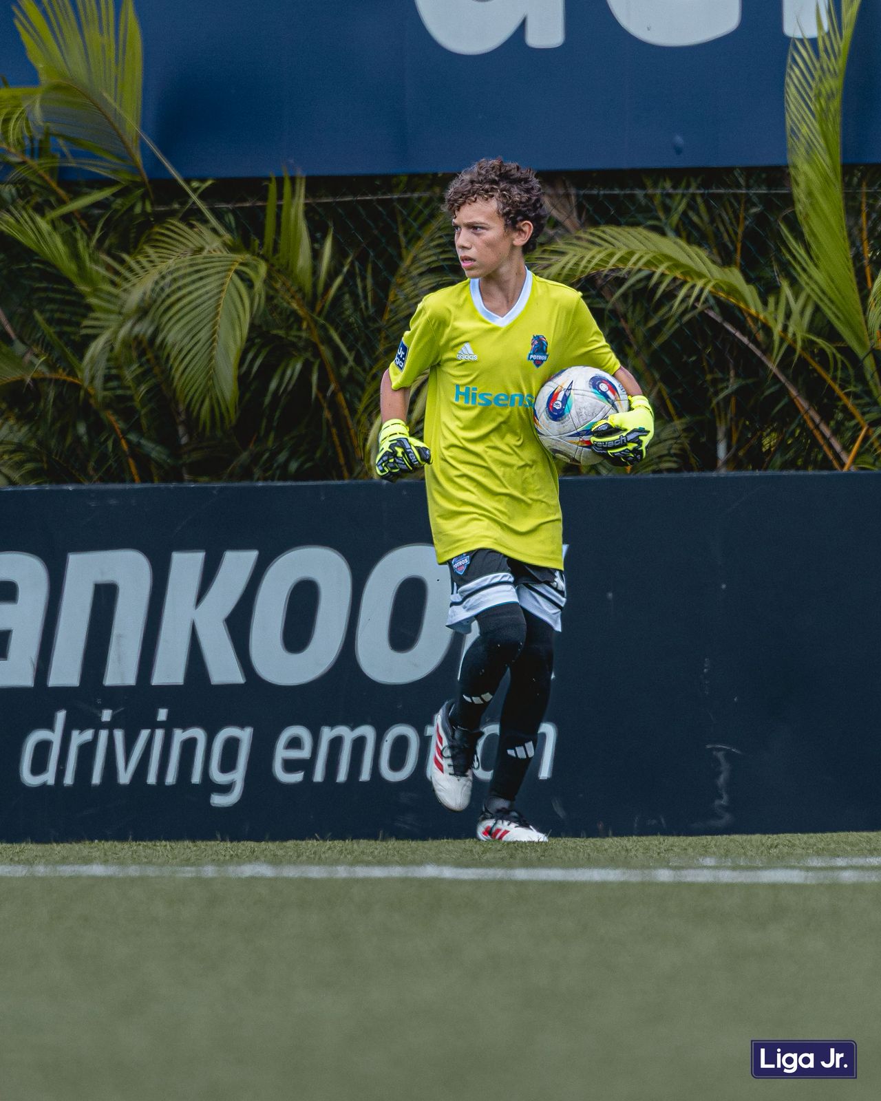 Ejemplo visual de fútbol con uniforme específico de la disciplina